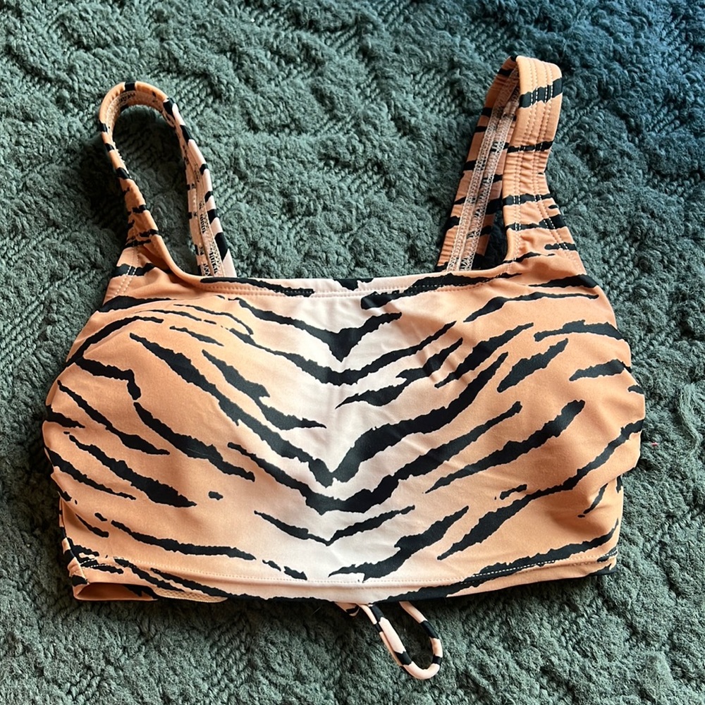 Xhilaration Swim Top sz D/DD . Like New!